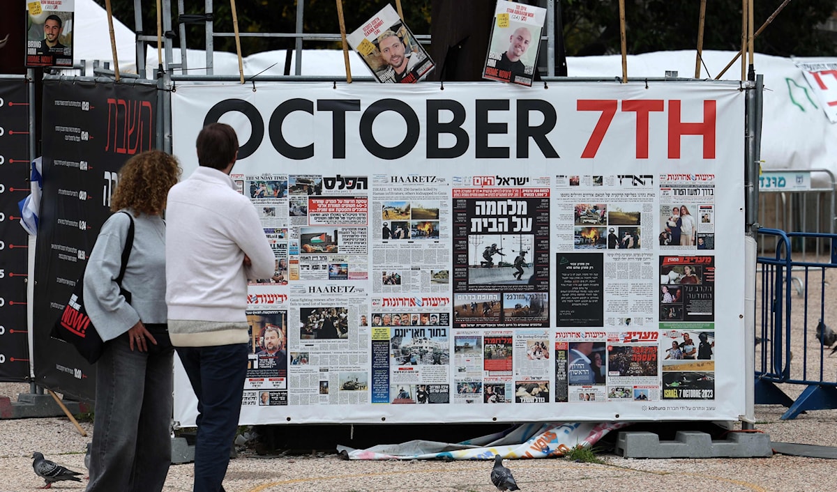 أكّد أبو عبيدة أن الأسرى كانوا جميعاً على قيد الحياة قبل أن يتم قصف أماكن احتجازهم (أ ف ب)