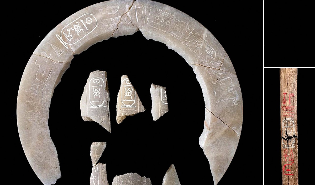 قطع أثرية عثر عليها خلال الحفريات الأثرية التي اكتشفت المقبرة الملك تحتمس الثاني (أ ف ب)