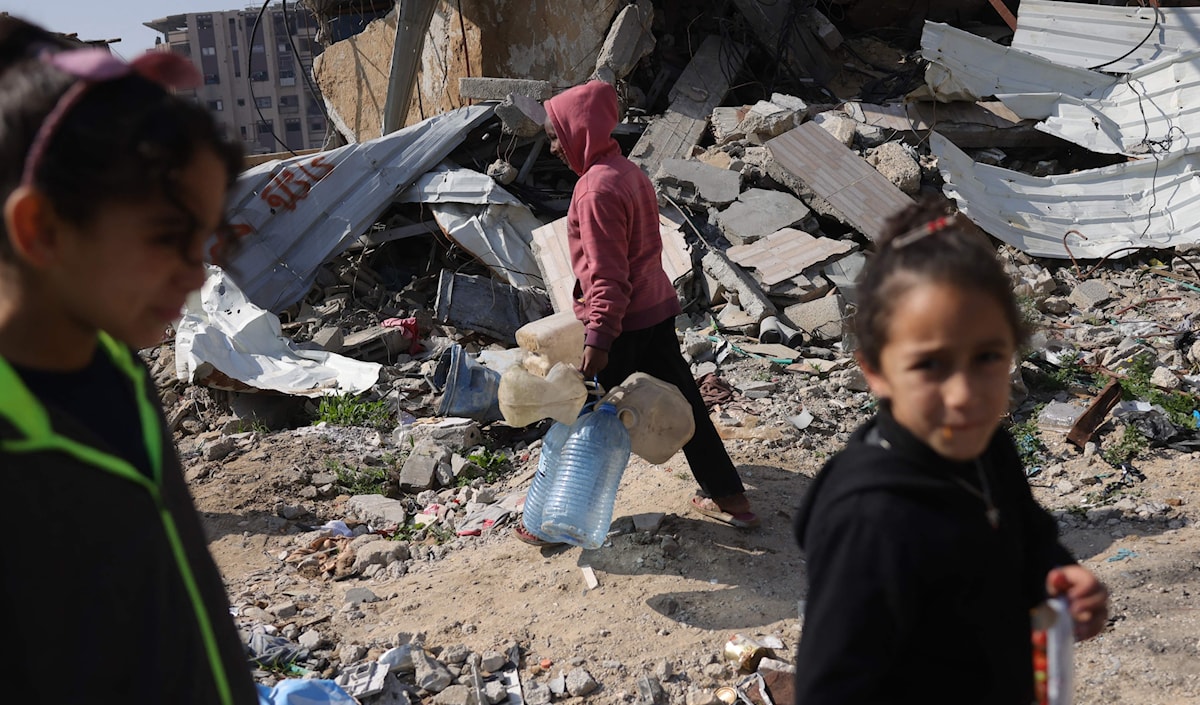 أعلنت وزارة الصحة في غزة تسجيل أكثر من 600 ألف حالة إسهال حادّ، و40 ألف إصابة بالتهاب الكبد الوبائي (أ) حتى كانون الأول الماضي (أ ف ب)