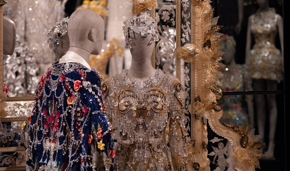 من معرض دولتشي آند غابانا «من القلب إلى اليد»