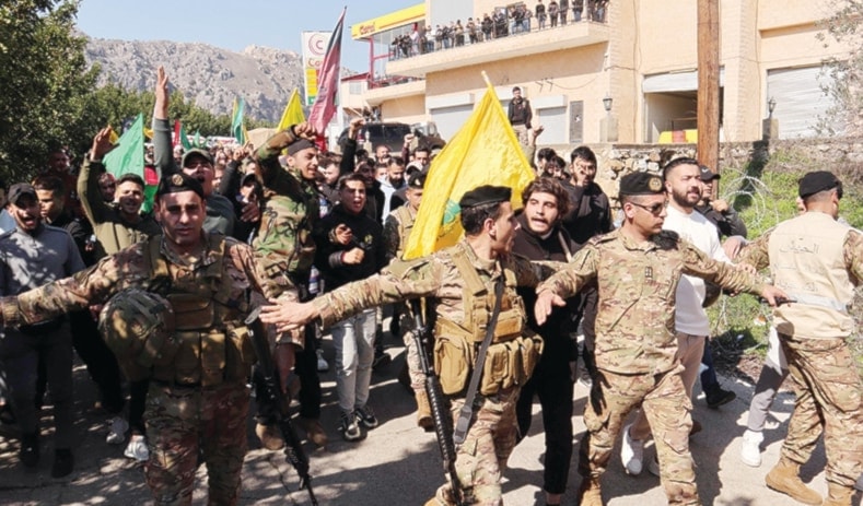 أهالي كفركلا على مدخل بلدتهم أمس (أ ف ب)