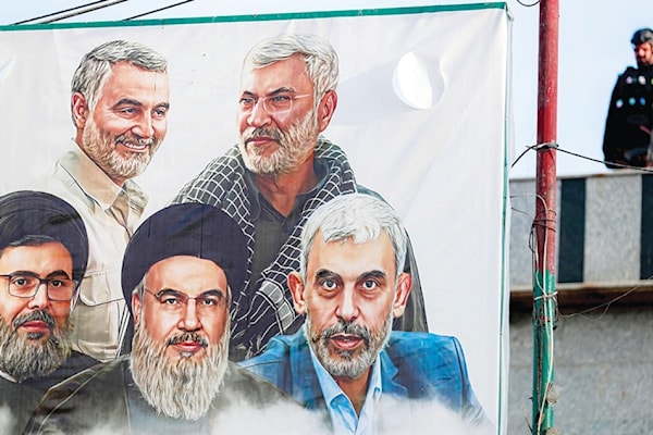 ملصق يحسّد صور عدد من قادة المقاومة الشهداء في بغداد (ا ف ب)