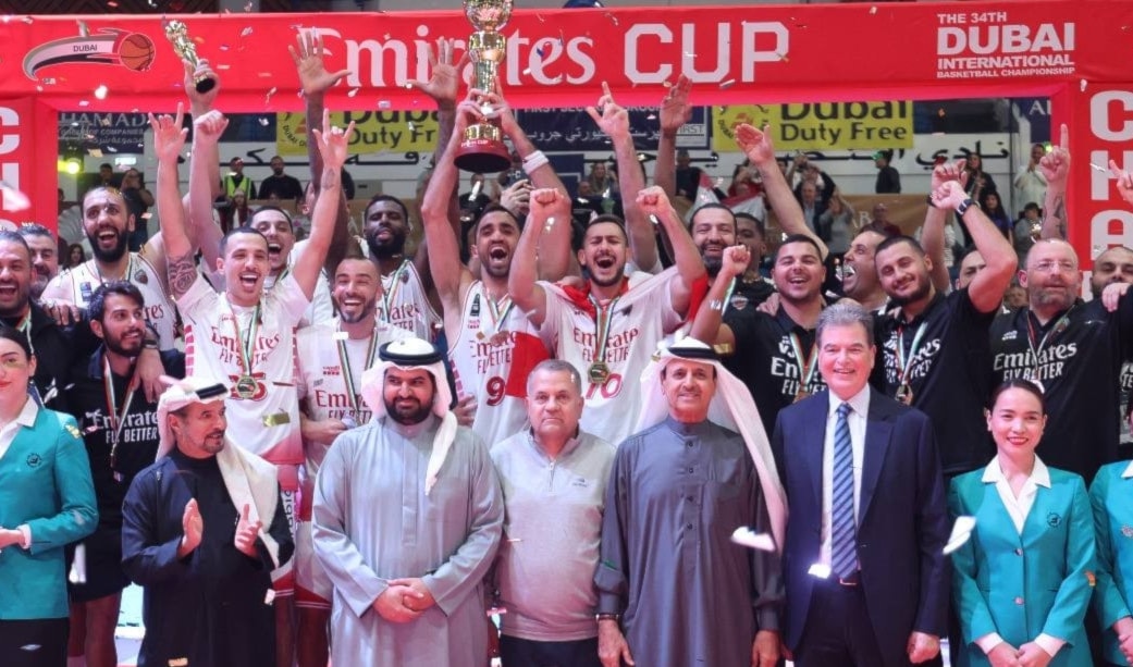 اللاعبون خلال التتويج باللقب