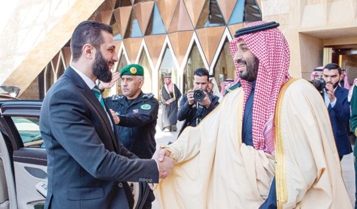 عقد الشرع لقاء مطوّلاً مع ابن سلمان، وصفه بيان صدر باسم رئاسة الجمهورية في سوريا، بأنه يهدف إلى تحقيق «شراكة حقيقية (أ ف ب)