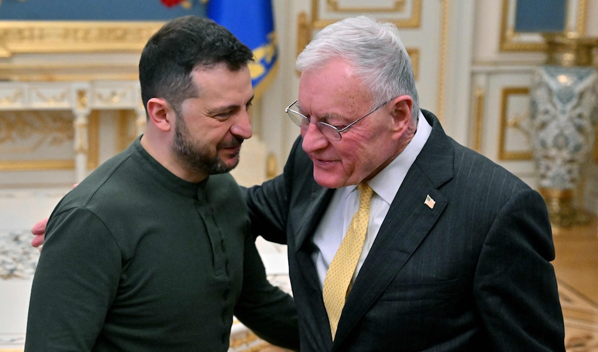 صيغة اللقاء بين زيلينسكي وكيلوغ «تسمح بأخذ لقطات بروتوكولية، ولا تتضمن تصريحات أو أسئلة» (أ ف ب)