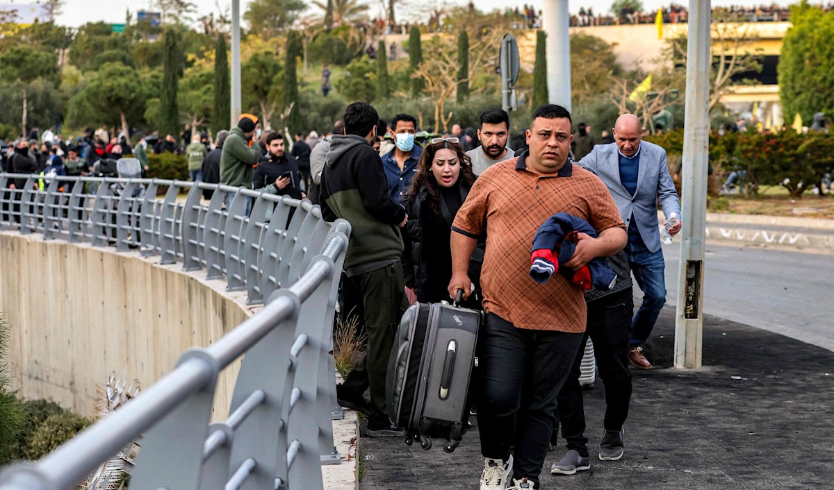 قدم العراق رحلة جوية خاصة لنقل الركاب العالقين من دون تحديد سقف للوزن المسموح حمله على الطائرة (أ ف ب)
