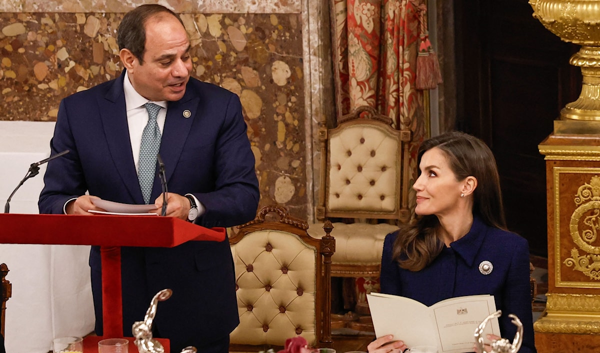الرئيس المصري، عبدالفتاح السيسي، مع ملكة إسبانيا، ليتيسيا، خلال زيارة إلى مدريد (أ ف ب)