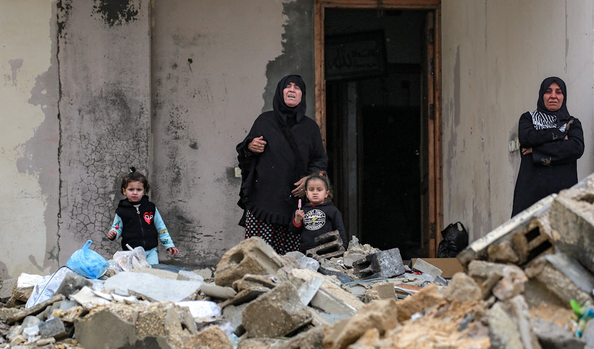 عكف العائدون إلى تل الهوى، على محاولة إزالة الركام، واستصلاح ما يمكن ترميمه (أ ف ب)