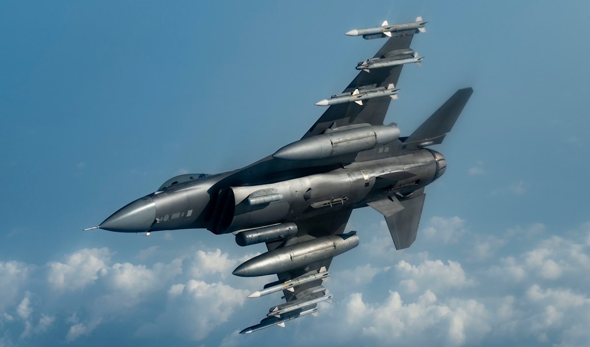 طائرة «F-16» للجيش الأميركي خلال دورية فوق منطقة مسؤولية «القيادة الوسطى» (من الويب)