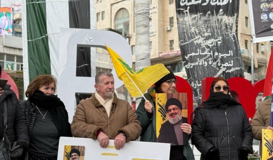 وقفة في مدينة رام الله وفاءً للشهيد السيد حسن نصر الله (شبكة قدس الإخبارية)