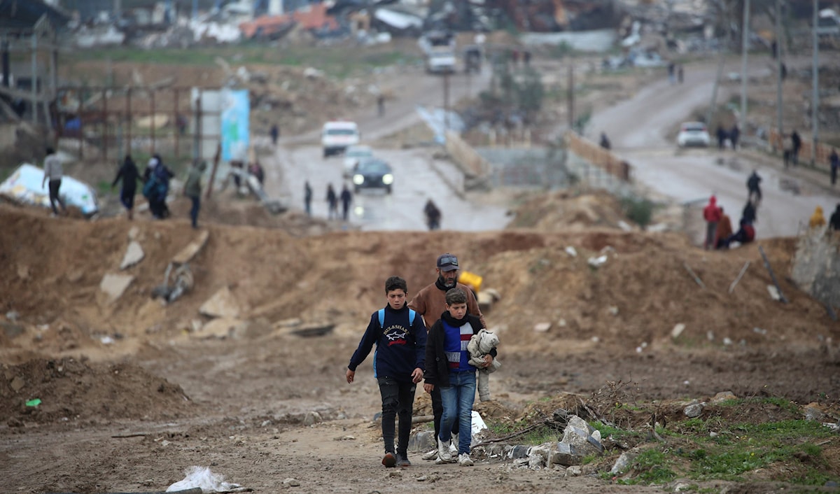شملت المبادرات مشروع «كسوة الأيتام»، ومساعدة مالية للمرضى والجرحى في غزة وشمالها (أ ف ب)