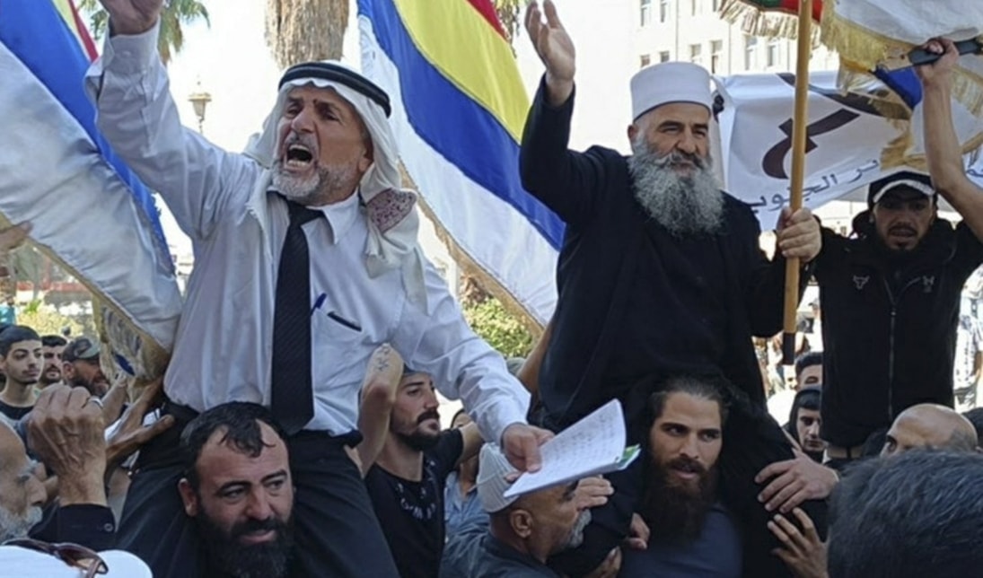 من تظاهرة في السويداء رُفع فيها ما يُعتبر علماً انفصالياً (من الويب)