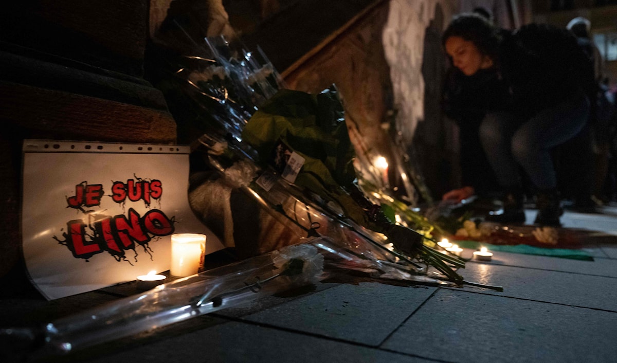 امرأة تضع زهور خلال تجمع لتكريم لينو سوزا لوريرو ضحية هجوم بسكين في مولوز شرق فرنسا (أ ف ب)