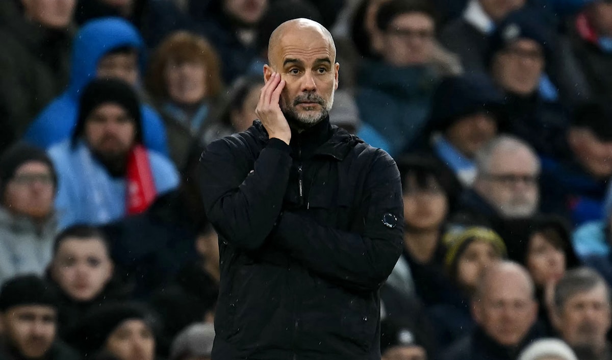 لا يبدو المدير الفني لفريق مانشستر سيتي الإنكليزي بيب غوارديولا في وارد الاستسلام. فالمدرب الإسباني ما يزال مؤمناً بقدراته وقدرات لاعبيه رغم الموسم الكارثي الذي يمرّ به السيتي  (أ ف ب)