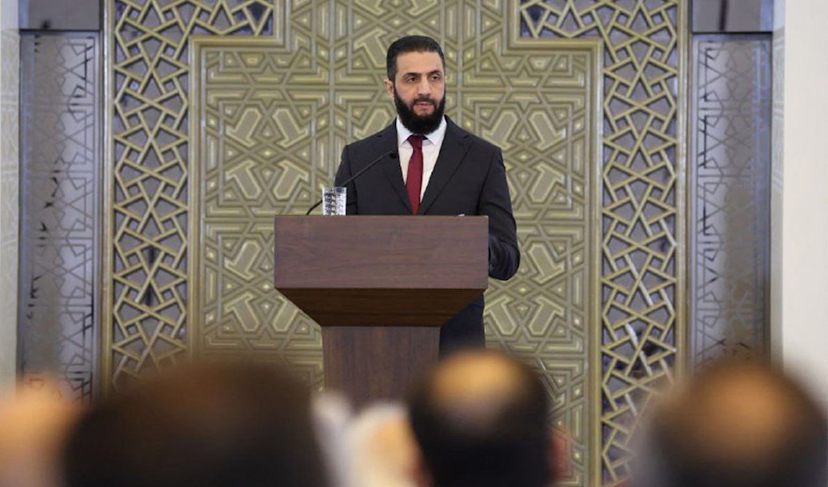 قدّم الشرع شرحاً مقتضباً لسياسته، محدداً بأنها تمر بثلاث مراحل: إسعافية ومتوسطة واستراتيجية (أ ف ب)