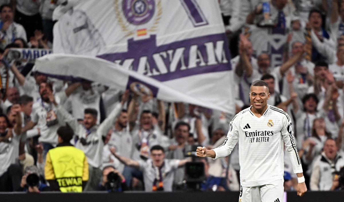 يحاول المدير الفني لفريق ريال مدريد الإسباني كارلو أنشيلوتي الحفاظ على التوازن بين لاعبيه وتحديداً في غرف الملابس (أ ف ب)
