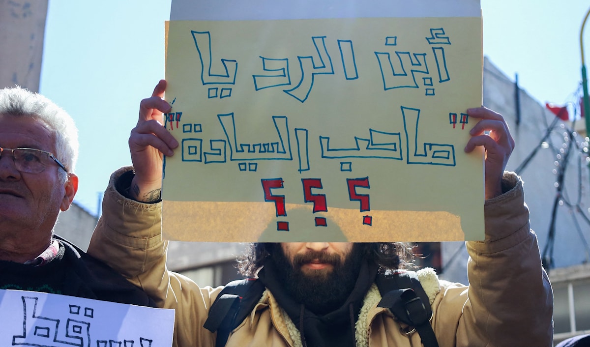 خرجت تظاهرات متفرقة في أنحاء سوريا، من بينها تظاهرة في «ساحة الكرامة» في السويداء (أ ف ب)