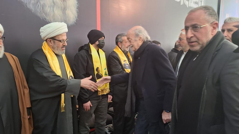 جنبلاط مقدماً التعازي بالشهيدين (من الويب