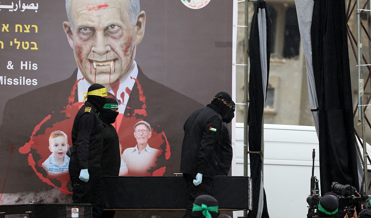 يحاول نتنياهو استغلال تمديد المرحلة الأولى للإفراج عن أكبر عدد ممكن  من الأسرى الأحياء، بهدف إفقاد «حماس» أوراق قوّتها التفاوضية (أ ف ب)