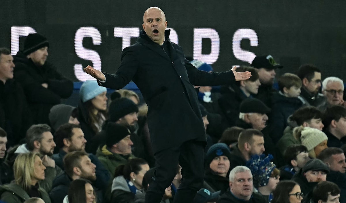 ربط المدير الفني لفريق ليفربول متصدر الدوري الإنكليزي لكرة القدم الهولندي أرنه سلوت بين إحراز فريقه للقب الدوري ونيل المهاجم المصري محمد صلاح جائزة الكرة الذهبية (أ ف ب)