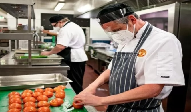 قرر مانشستر يونايتد حصر الوجبات التي يقدمها  في حساء وساندويتشات للجميع، باستثناء الفريق الأول.