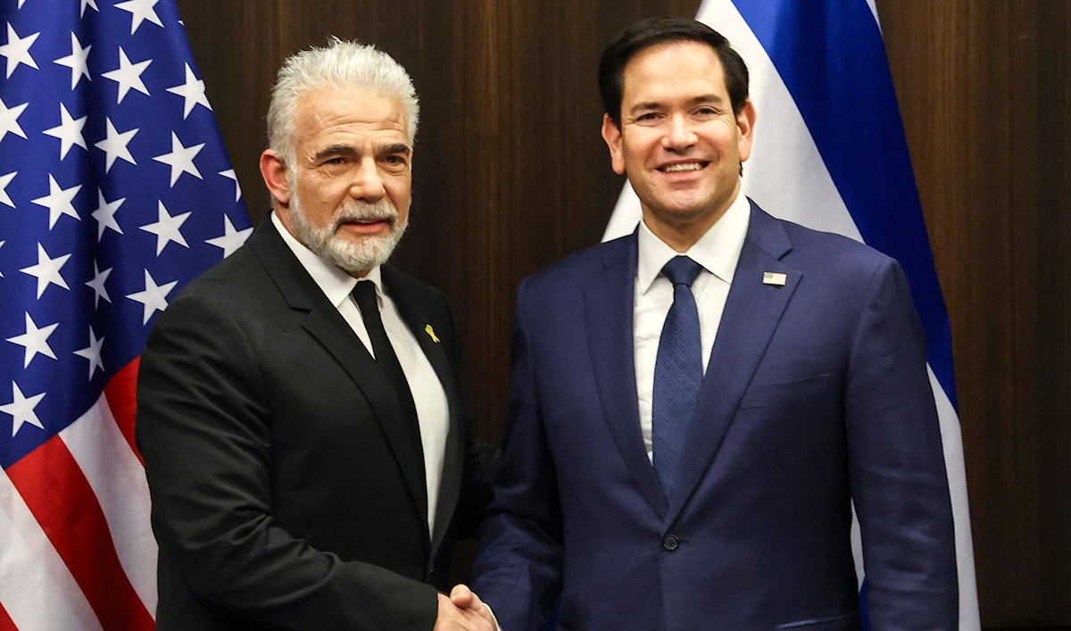 لابيد مع وزير الخارجية الأميركي ماركو روبيو في مدينة القدس المحتلة (أ ف ب)