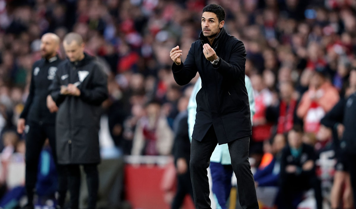 يرفض المدير الفني لفريق أرسنال الإنكليزي ميكل أرتيتا حسم أمر اللقب لمصلحة منافسه ليفربول، مستعملاً عبارة «على جثتي» لتوصيف حالة «المقاومة» التي يعيشها المدرب الإسباني (أ ف ب)