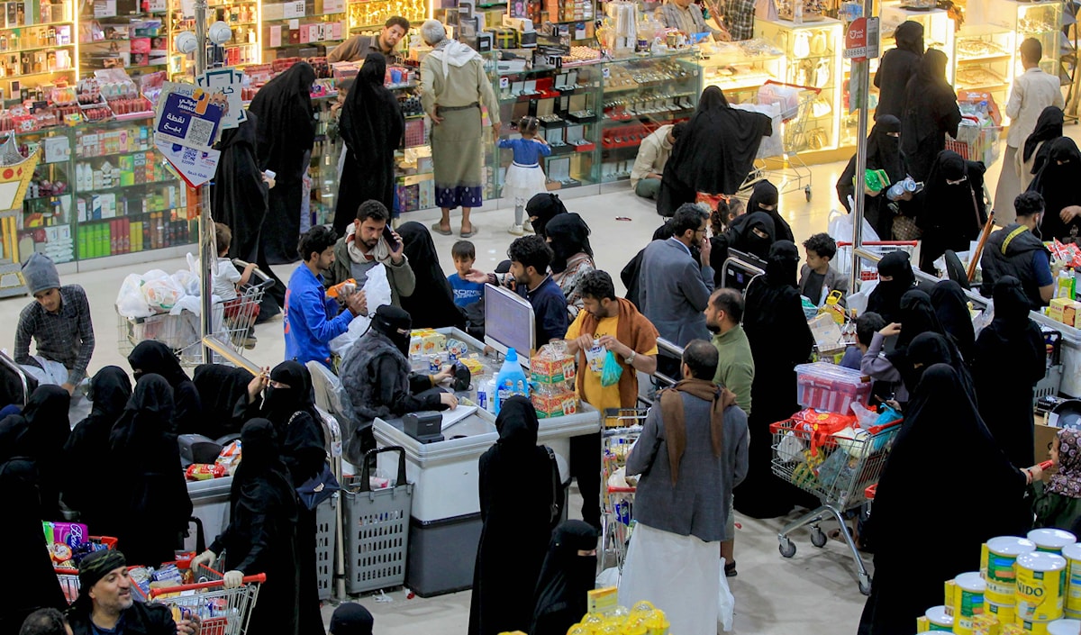 يمنيون يتسوّقون استعداداً لشهر رمضان في أحد متاجر صنعاء (أ ف ب)