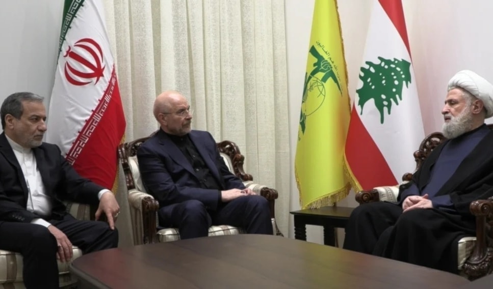 قاسم يستقبل قاليباف وعراقجي اللقاء تم بحضور السفير مجتبى أماني (أ ف ب )