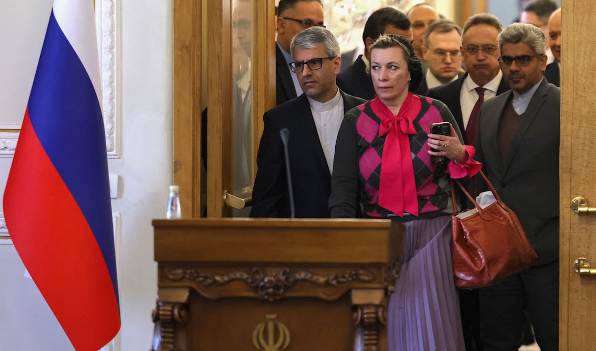 بقائي يستقبل المتحدثة باسم وزارة الخارجية الروسية ماريا زاخاروفا قبيل انعقاد مؤتمر صحافي مشترك لوزير الخارجية الإيراني ونظيره الروسي في طهران أمس (أ ف ب)