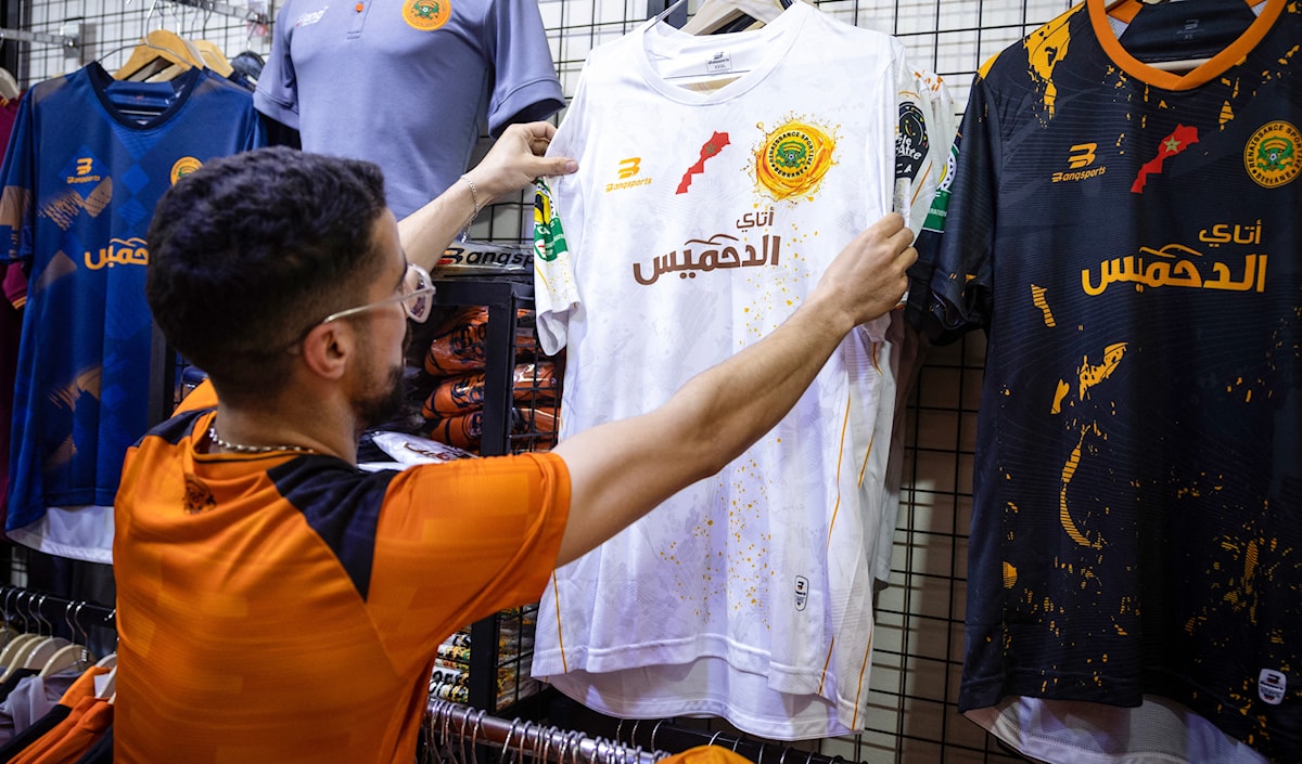 تسببت قمصان نهضة بركان التي تضمنت خريطة المغرب مدمجة مع الصحراء الغربية المتنازع عليها، في حجزه مع أمتعته في مطار هواري بومدين (أ ف ب)