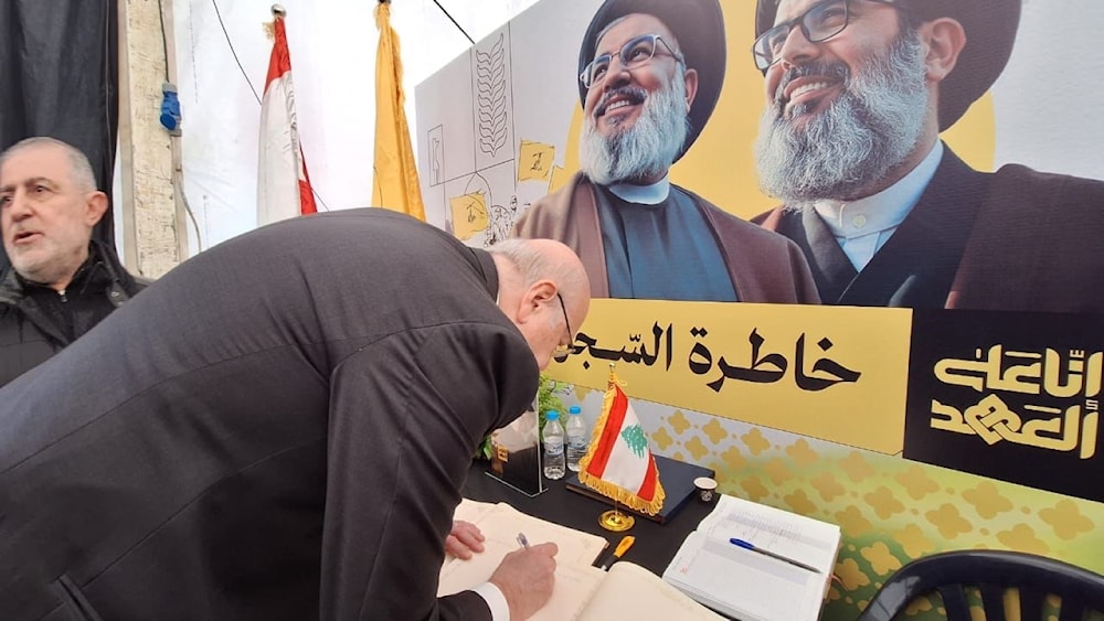 الرئيس السابق للحكومة نجيب ميقاتي يدوّن كلمة في سجل التعازي (من الويب)