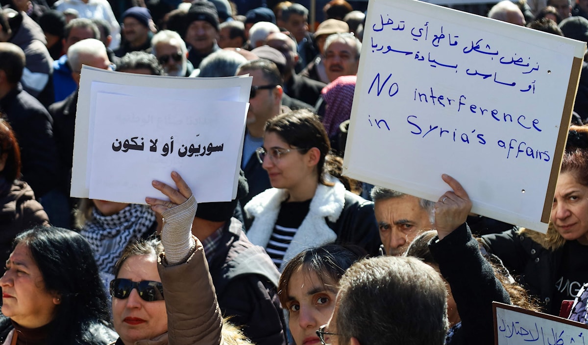 تظاهر عدد من السوريين في ساحة الأمويين وسط دمشق، بالتزامن مع العمليات العسكرية لجيش الاحتلال في الجنوب (أ ف ب)