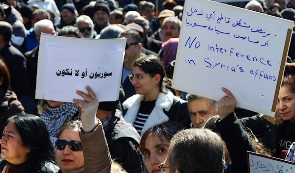 تظاهر عدد من السوريين في ساحة الأمويين وسط دمشق، بالتزامن مع العمليات العسكرية لجيش الاحتلال في الجنوب (أ ف ب)