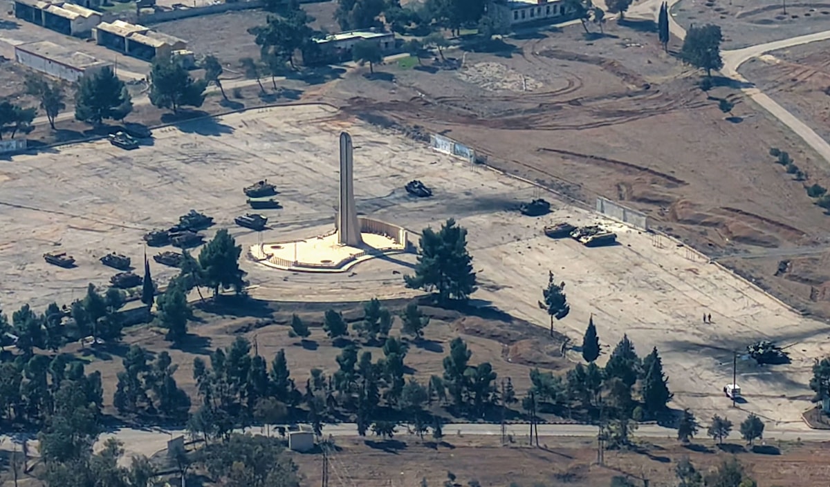 طاولت الاعتداءات الجوية كلّاً من تل المانع جنوب غربي دمشق ومنطقة الكسوة، على بعد نحو 20 كيلومتراً جنوب العاصمة دمشق (أ ف ب)