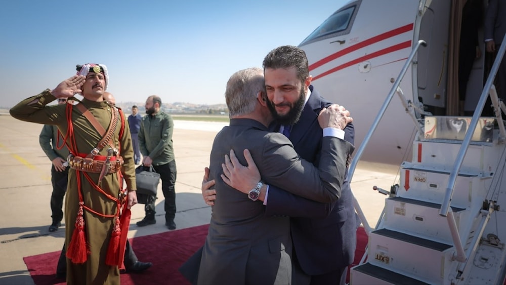 الملك عبد الله يستقبل الشرع في مطار ماركا (وكالة الأنباء الأردنية بترا)
