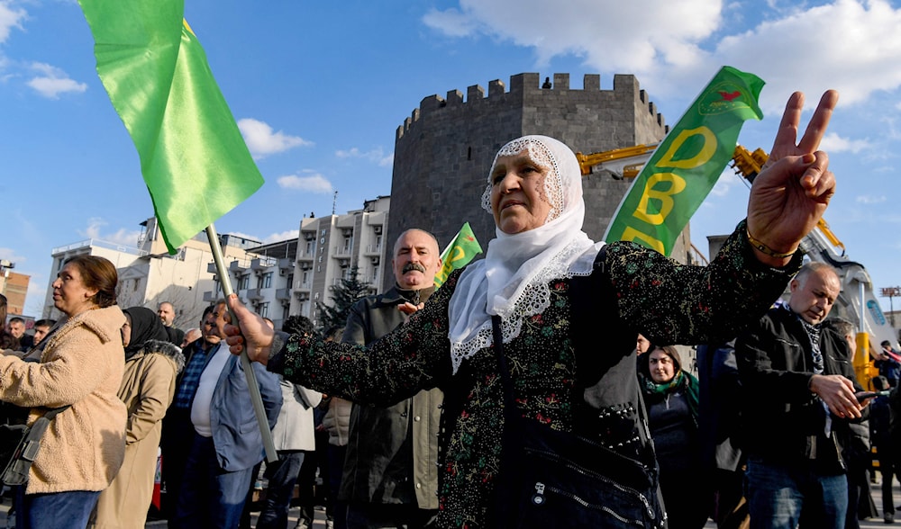 مؤيدون لأوجلان في ديار بكر جنوب شرقي تركيا اليوم (أ ف ب)