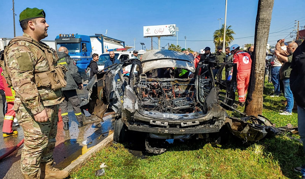 سيارة استهدفها العدو الإسرائيلي في صيدا في 17 شباط الجاري (أ ف ب)