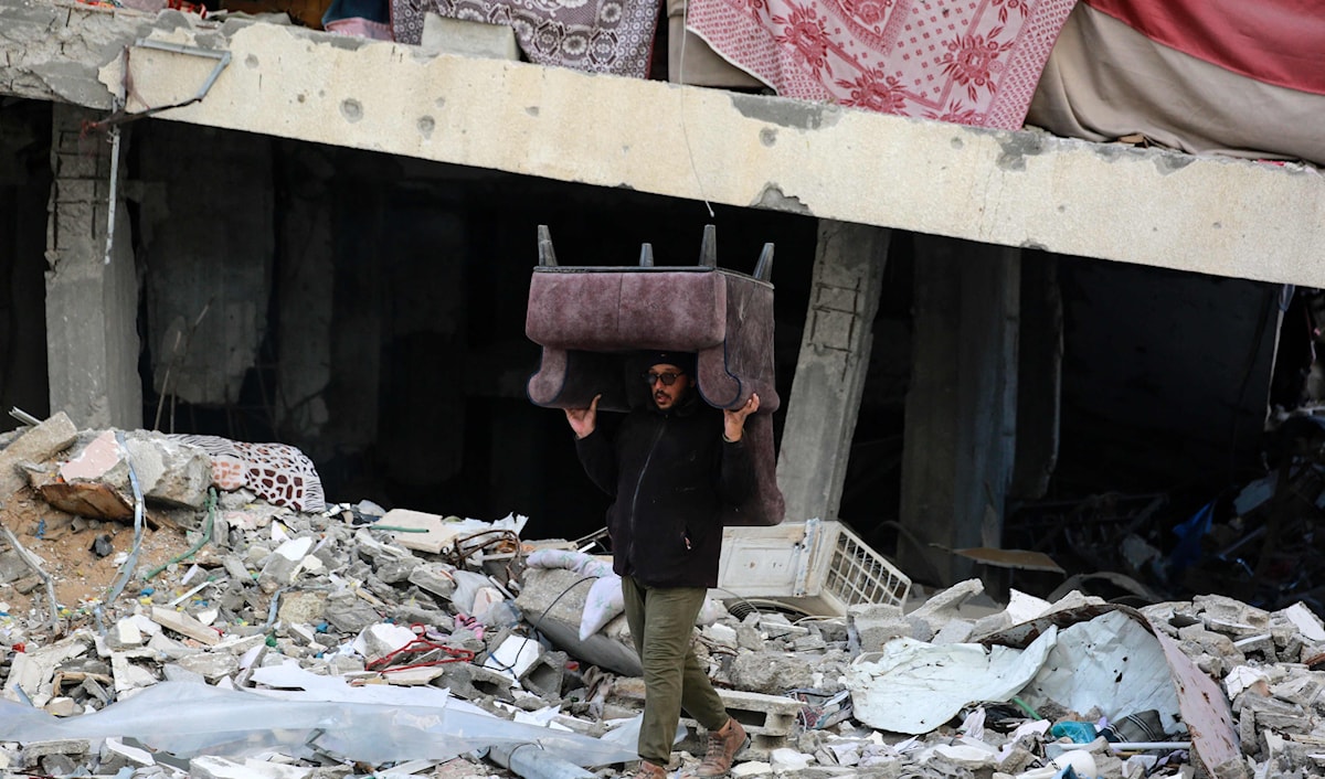 يضطر الغزاويون للجوء إلى المراكز الثقافية والملاعب الرياضية واتخاذها سكناً لهم (أ ف ب)