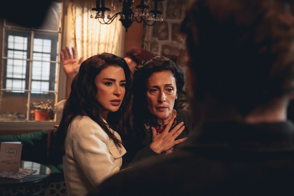 جوليا قصار وماغي بوغصن في مشهد من مسلسل &laquo;بالدم&raquo;