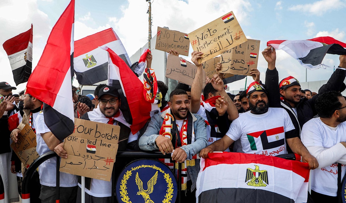من تظاهرة مصرية ضد تهجير فلسطينيي غزة على الجانب المصري من معبر رفح (أ ف ب)