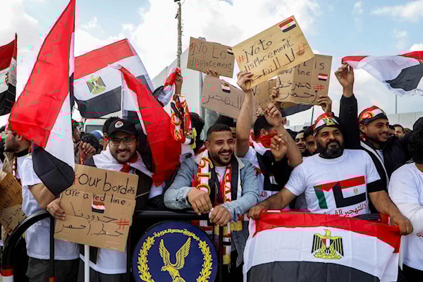 من تظاهرة مصرية ضد تهجير فلسطينيي غزة على الجانب المصري من معبر رفح (أ ف ب)