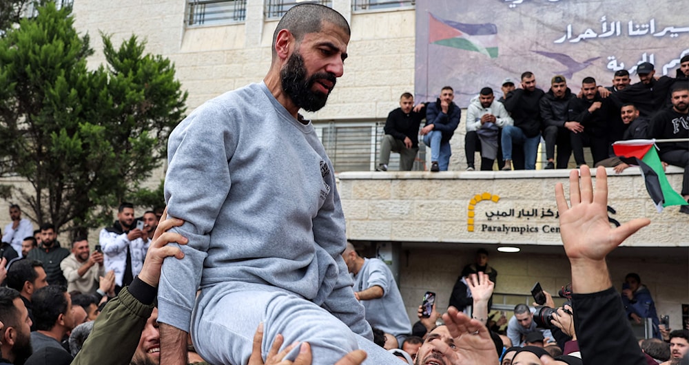 أحد الأسرى المحررين لحظة وصوله إلى رام الله في الضفة الغربية المحتلة (أ ف ب)