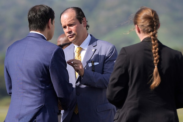 وزير الخارجية الأميركي، ماركو روبيو، مع نظيره البانامي، خافييه مارتينيز أتشا، قبيل مغادرته مطار العاصمة باناما سيتي (أ ف ب)