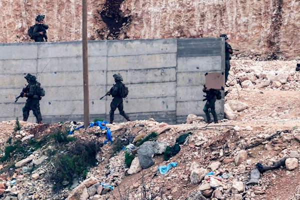 قوات العدو بدأت بتهجير سكان حيّ الهدف المطلّ على مخيم جنين (أ ف ب)