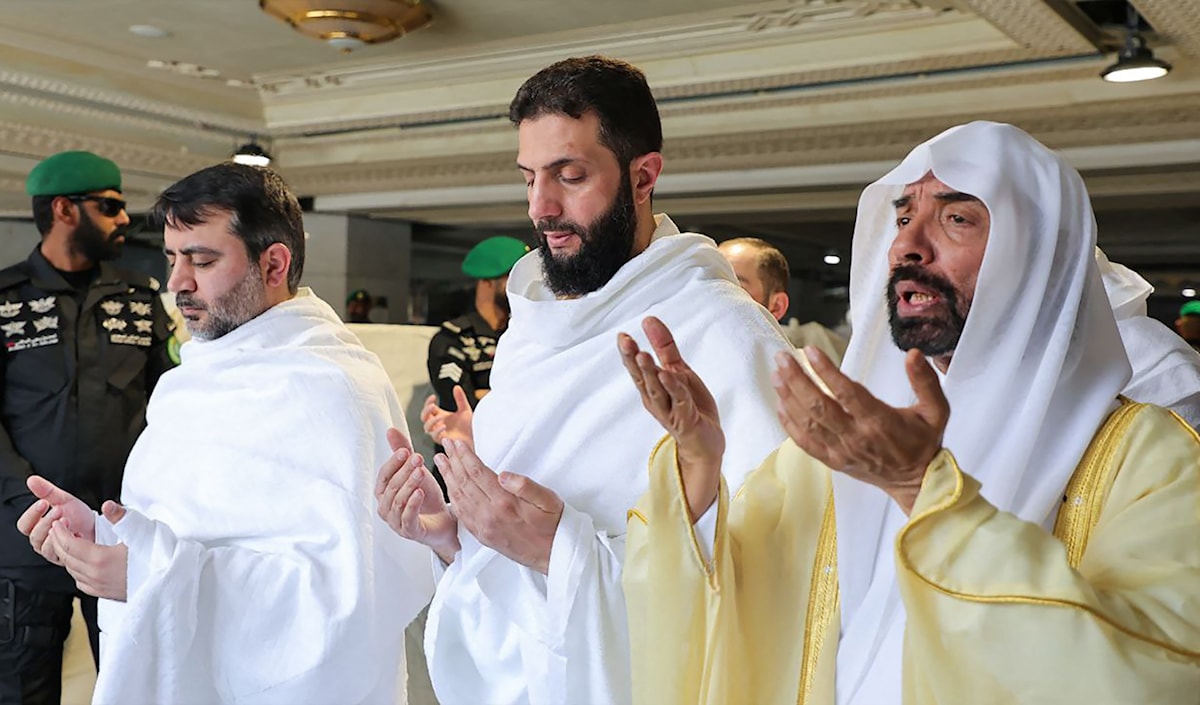 الشرع مؤدياً العمرة في مكة قبل توجهه اليوم إلى تركيا (أ ف ب)