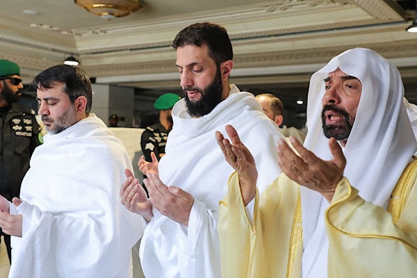 الشرع مؤدياً العمرة في مكة قبل توجهه اليوم إلى تركيا (أ ف ب)