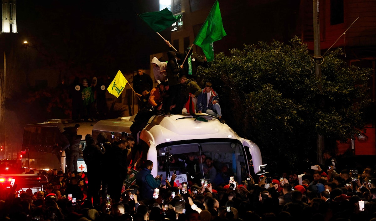 حافلة تابعة للصليب الأحمر تقل أسرى محررين من سجن عوفر إلى رام الله في الضفة الغربية المحتلة (أ ف ب)