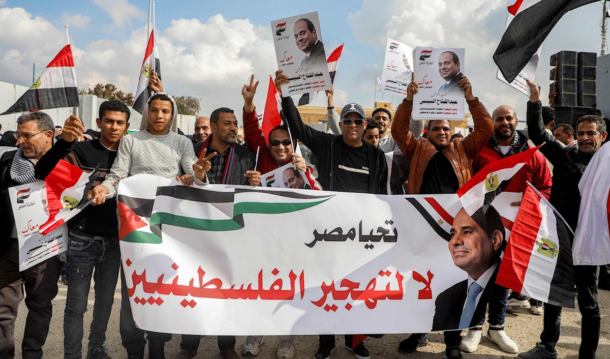 تظاهرة على الحدود المصرية مع غزة رفضاً لمخطط التهجير (أ ف ب)
