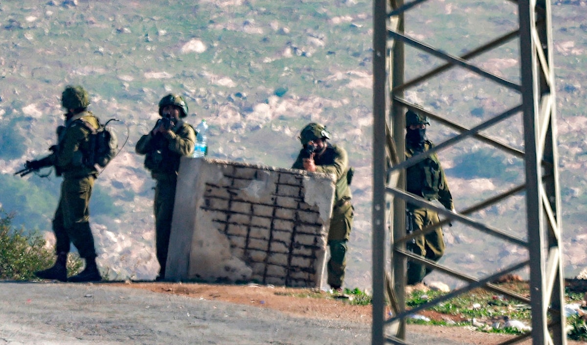 جنود إسرائيليون عند حاجز تياسير شرق طوباس اليوم (أ ف ب)